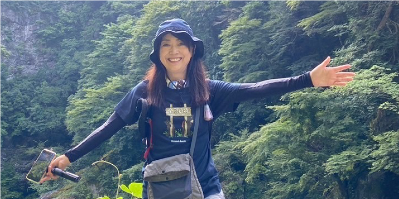 山にて